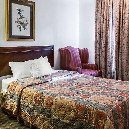 Econo Lodge Игл Нест Экстерьер фото