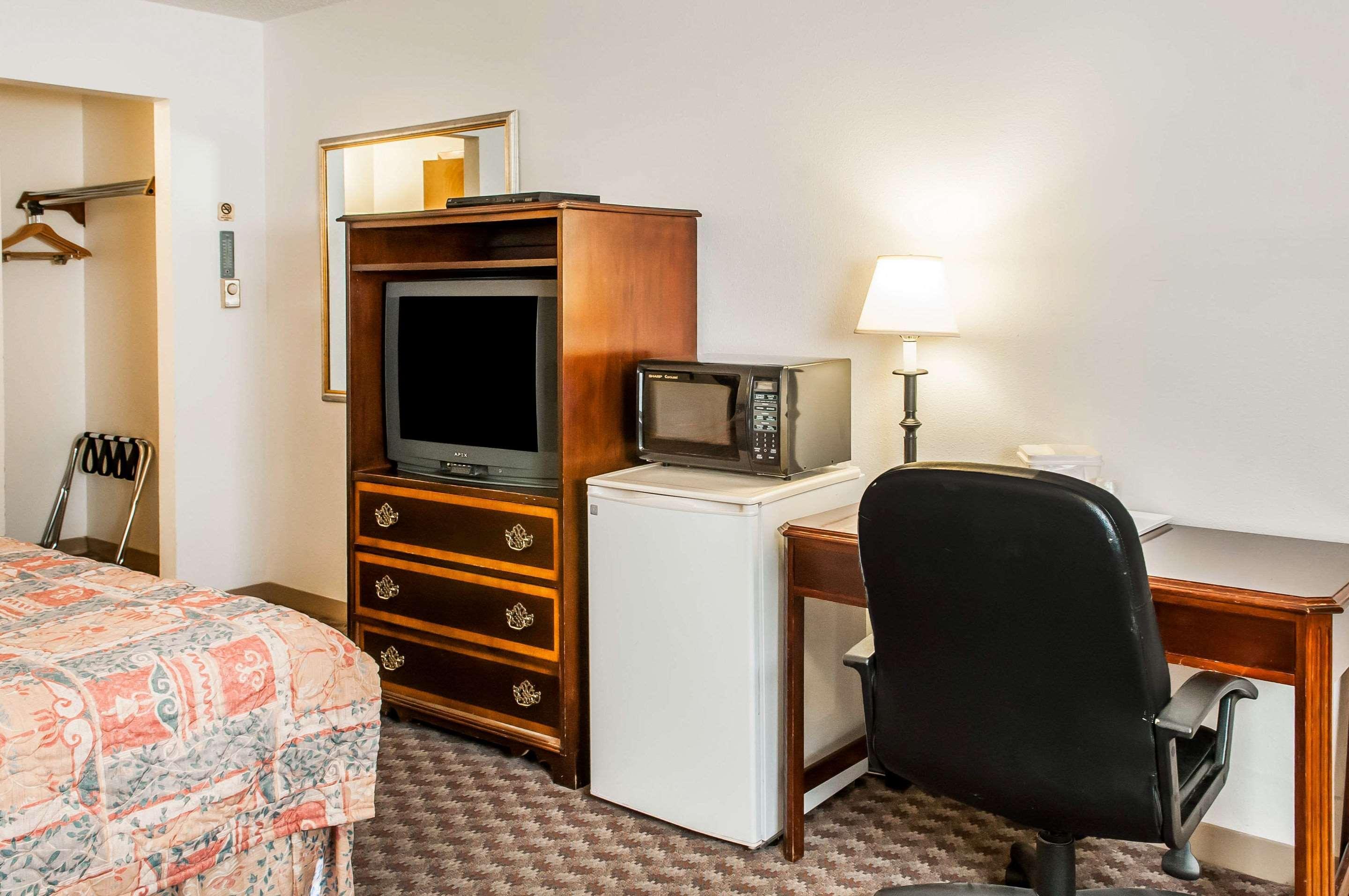 Econo Lodge Игл Нест Экстерьер фото