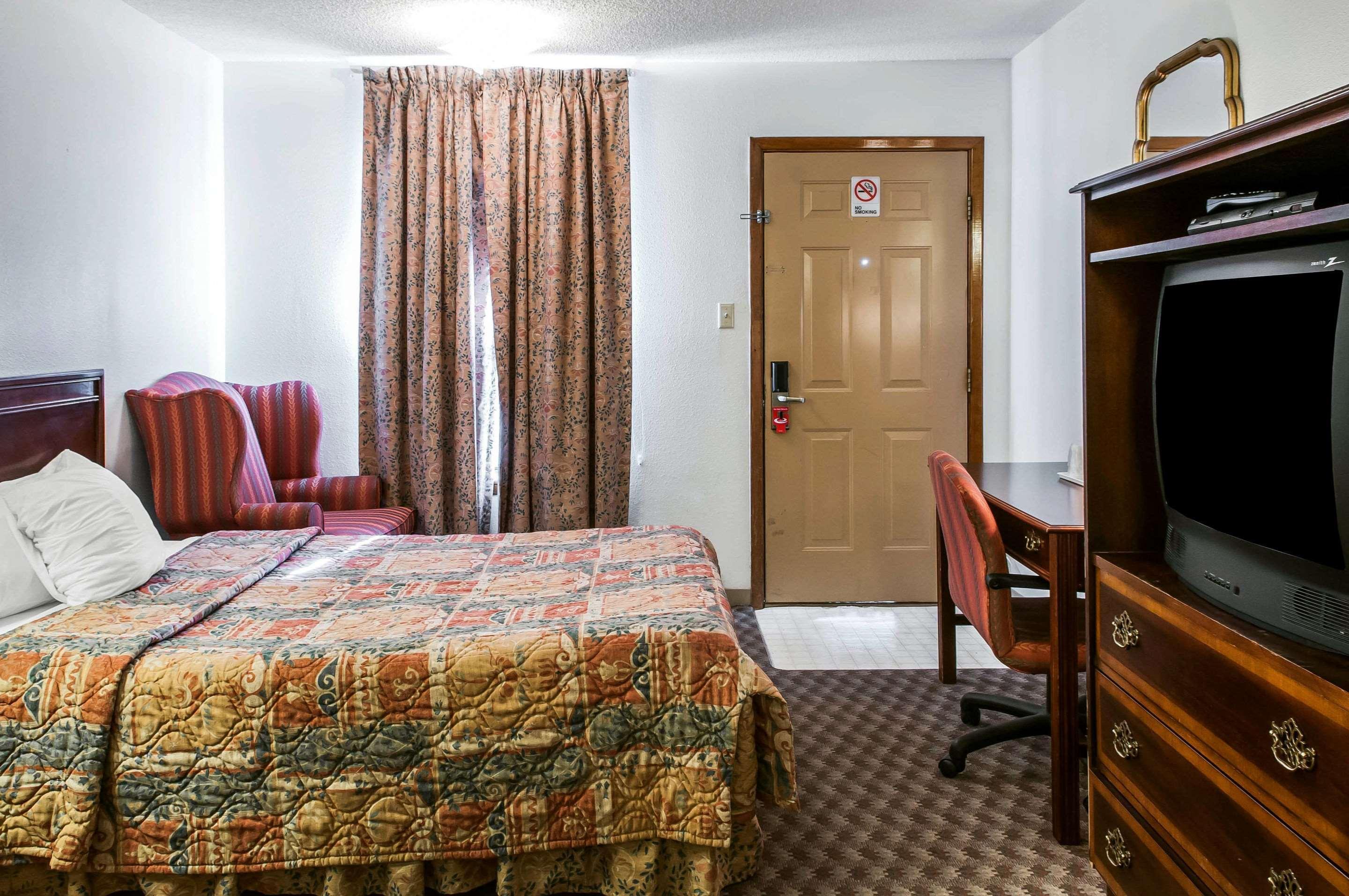 Econo Lodge Игл Нест Экстерьер фото
