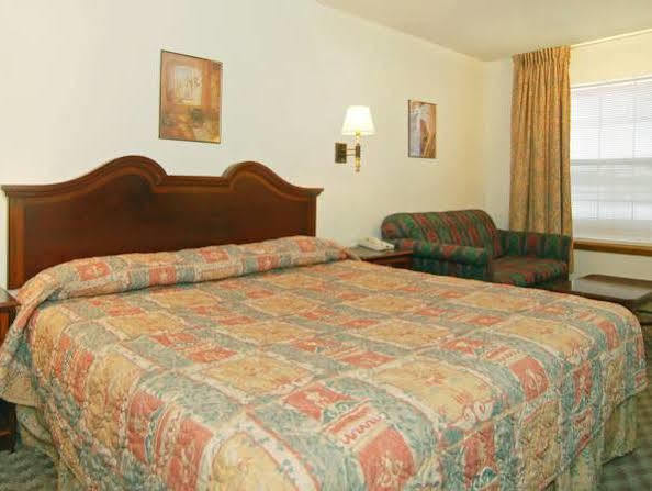 Econo Lodge Игл Нест Экстерьер фото